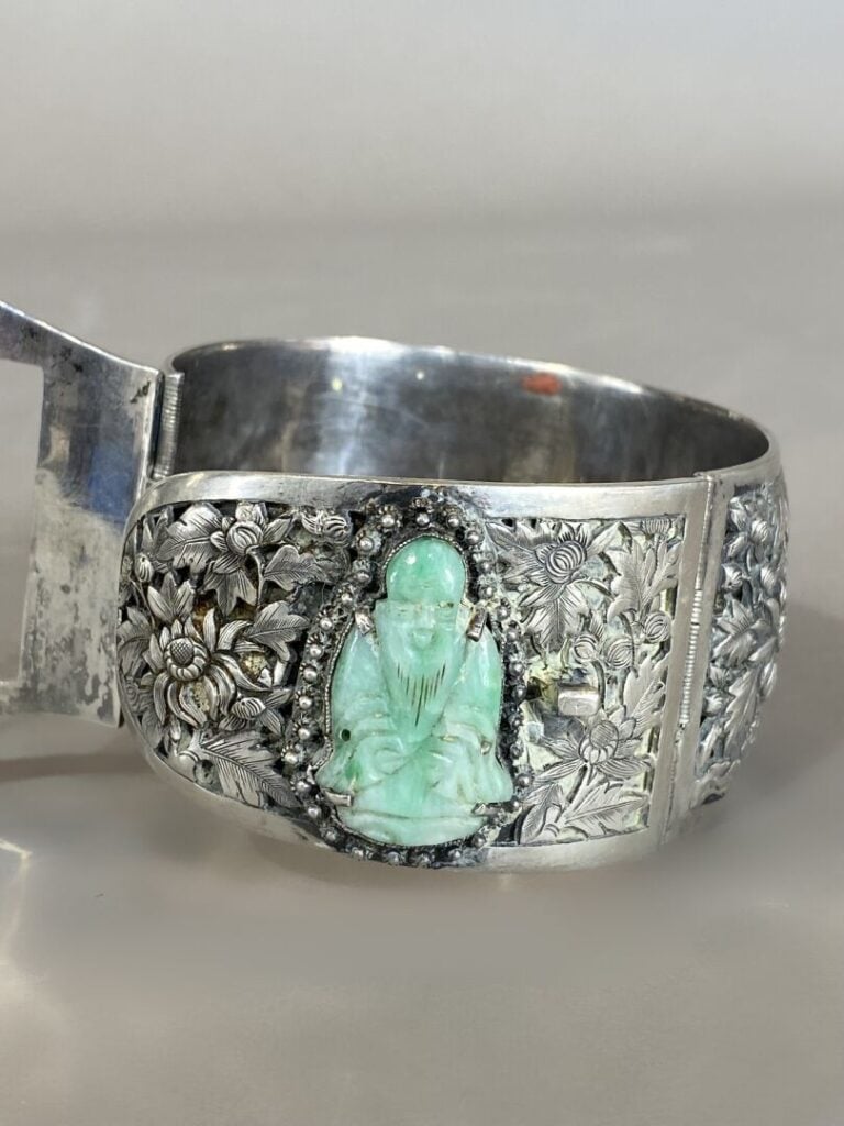 Vietnam - Bracelet rigide formant une boucle de ceinture à riche décor ciselé d…
