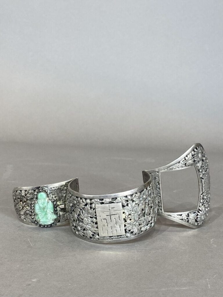 Vietnam - Bracelet rigide formant une boucle de ceinture à riche décor ciselé d…