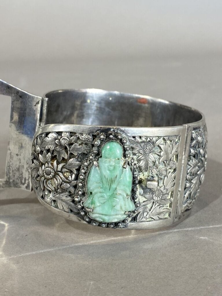 Vietnam - Bracelet rigide formant une boucle de ceinture à riche décor ciselé d…