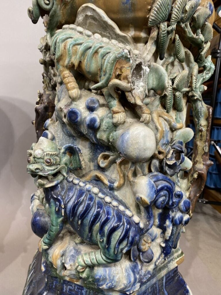 Vietnam, Cay Mai - Importante paire de sellettes en grès émaillé polychrome à d…