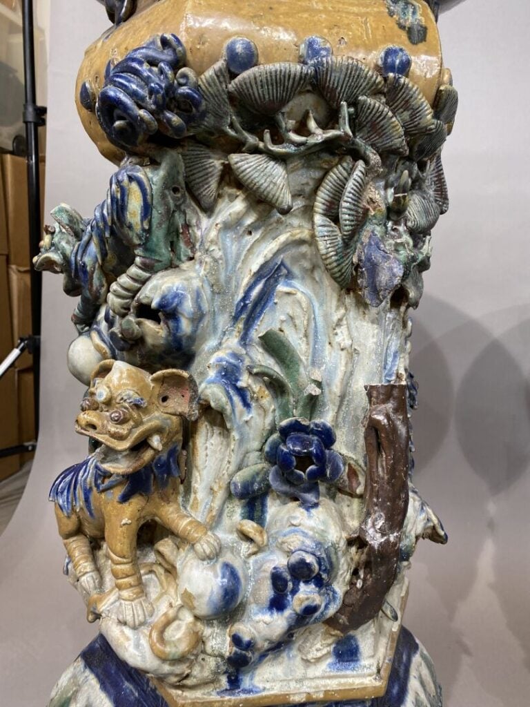 Vietnam, Cay Mai - Importante paire de sellettes en grès émaillé polychrome à d…