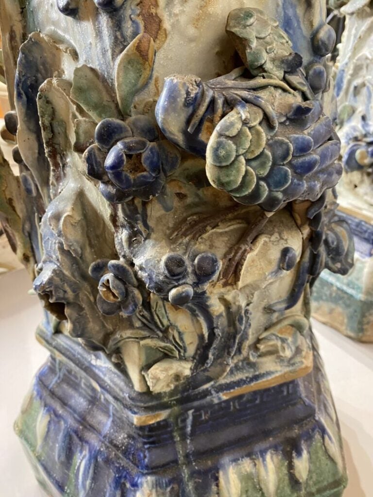 Vietnam, Cay Mai - Importante paire de sellettes en grès émaillé polychrome à d…