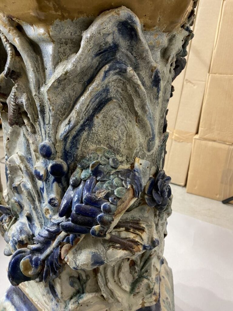 Vietnam, Cay Mai - Importante paire de sellettes en grès émaillé polychrome à d…