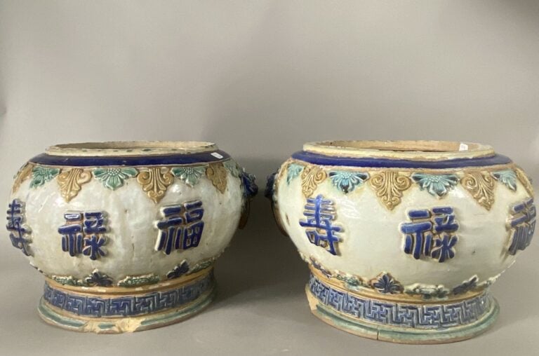 Vietnam, Cay Mai - Paire de cache-pots en grès émaillé à décor d'idéogrammes, f…