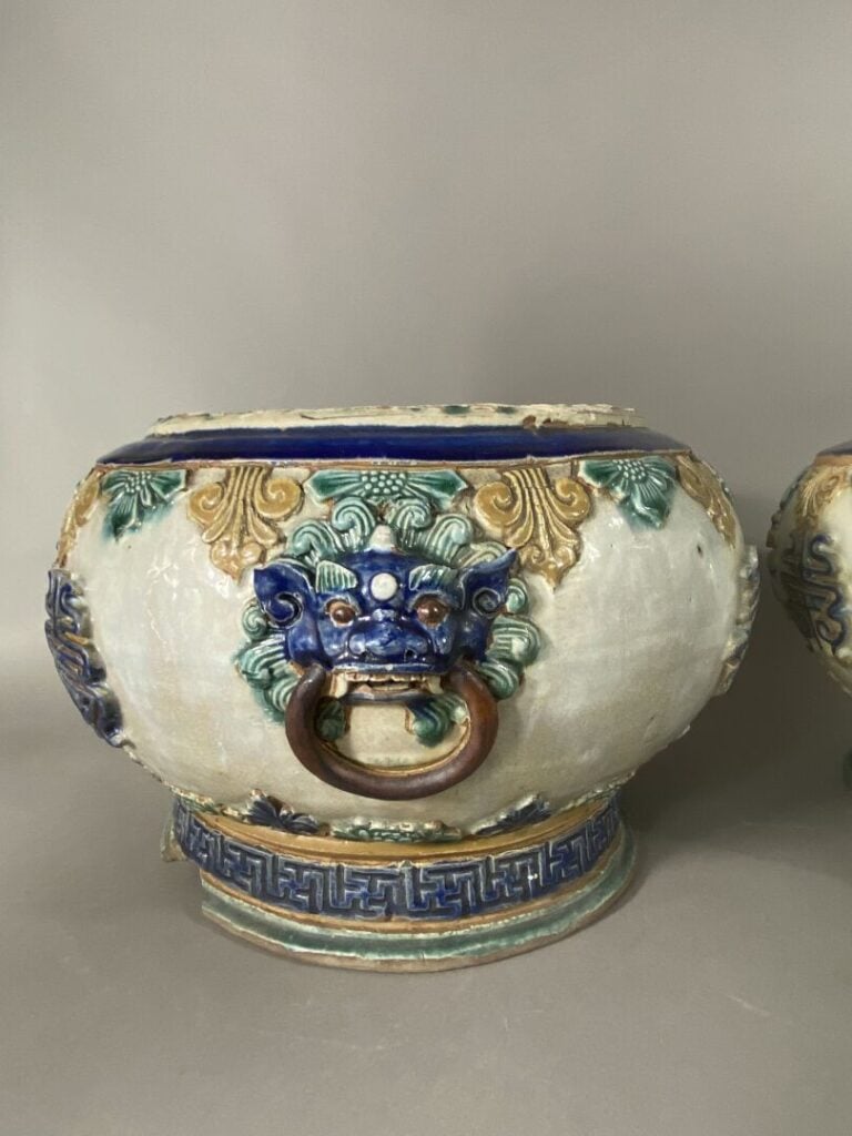 Vietnam, Cay Mai - Paire de cache-pots en grès émaillé à décor d'idéogrammes, f…