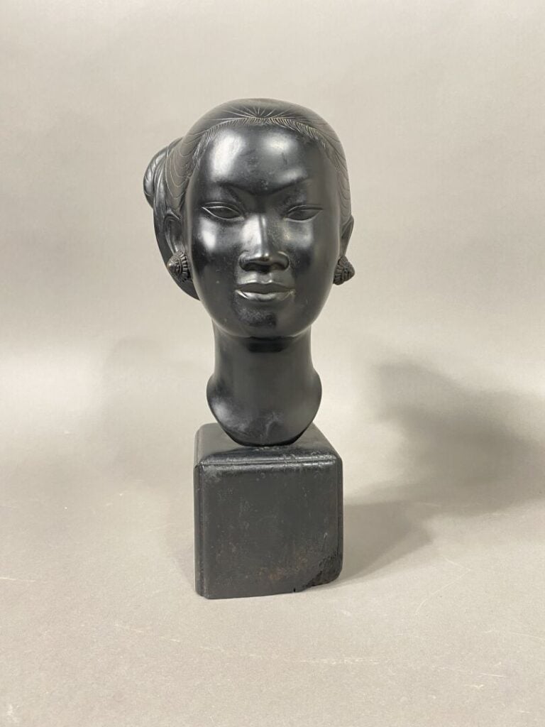 Vietnam, Ecole de Bien Hoa - Tête de jeune femme en bronze à patine brune, repr…