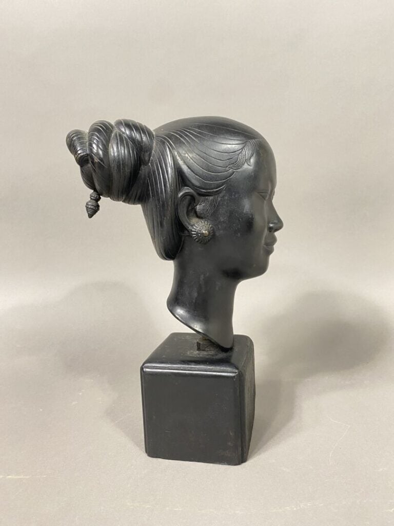Vietnam, Ecole de Bien Hoa - Tête de jeune femme en bronze à patine brune, repr…