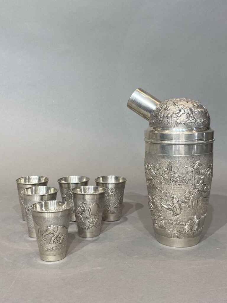 Vietnam - Ensemble en argent (800) comprenant un shaker et six gobelets à décor…