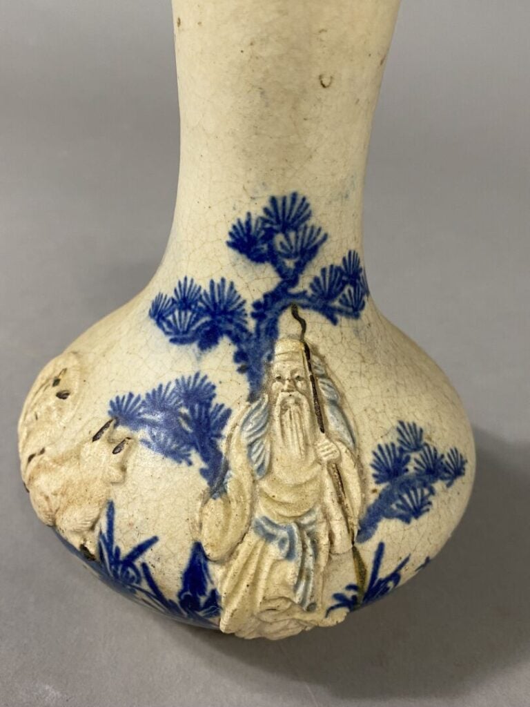Vietnam, fours de Bat Trang - Vase à long col en céramique craquelée bleu blanc…