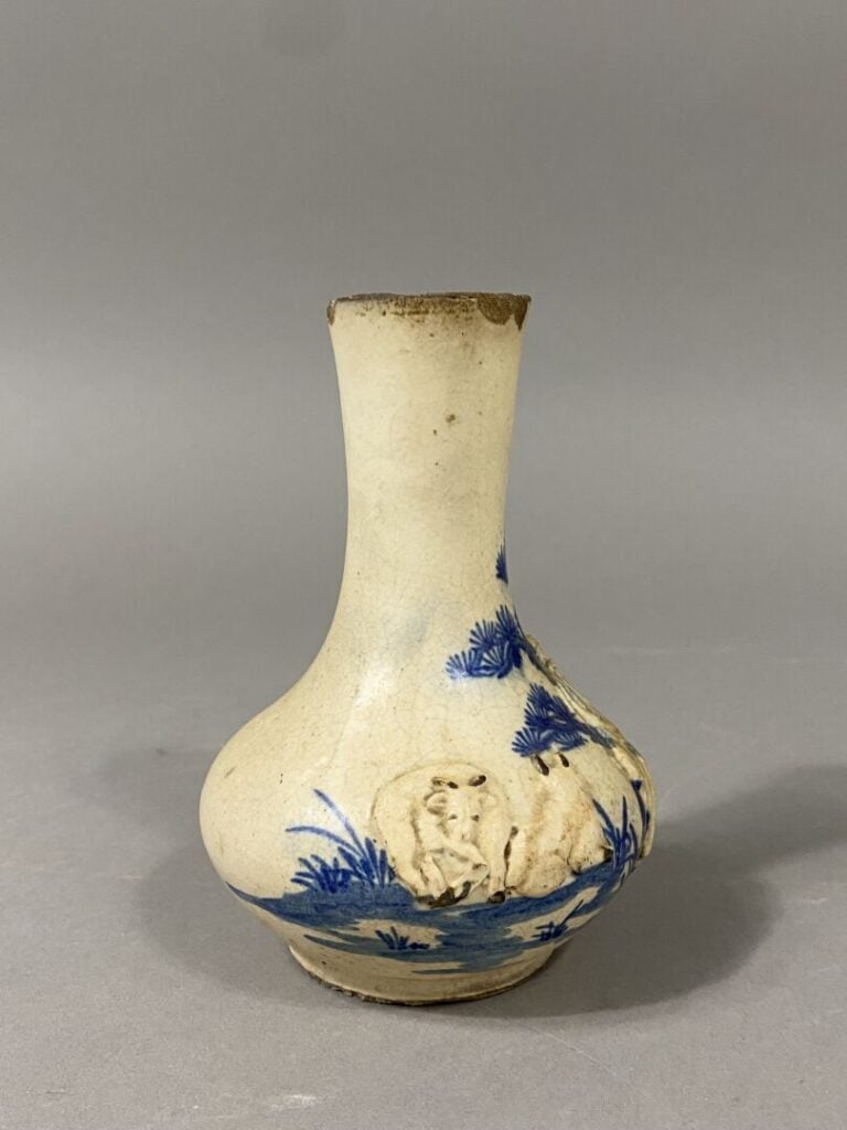 Vietnam, fours de Bat Trang - Vase à long col en céramique craquelée bleu blanc…