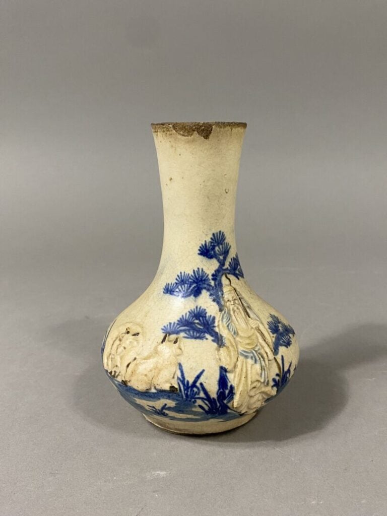 Vietnam, fours de Bat Trang - Vase à long col en céramique craquelée bleu blanc…