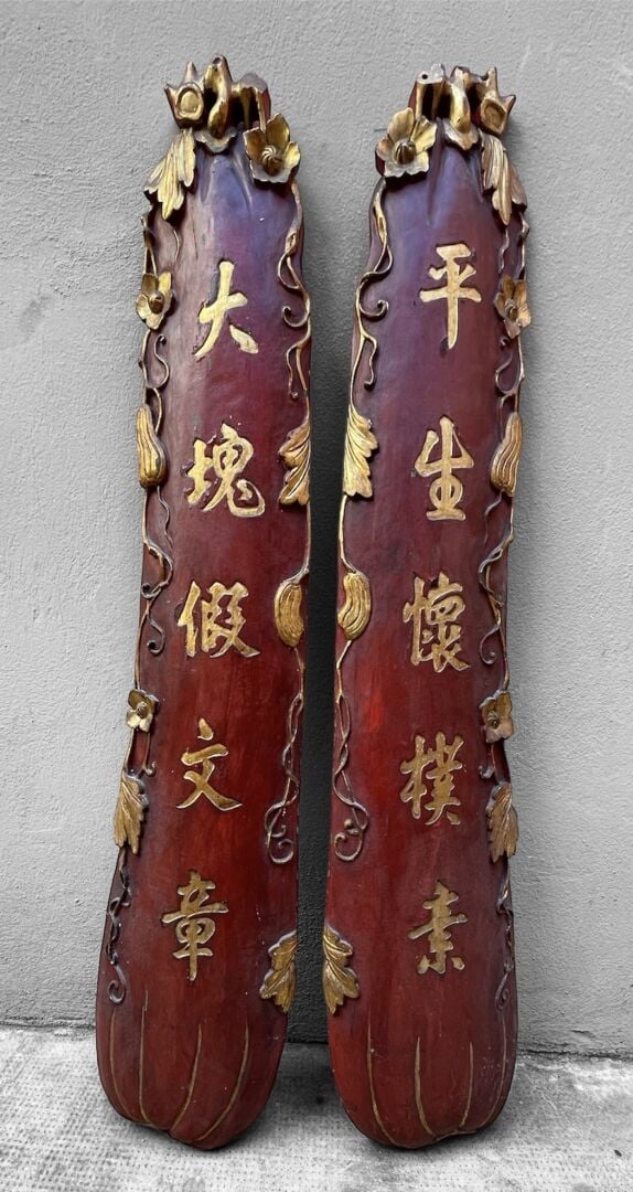 Vietnam - Paire de panneaux décoratifs en bois sculptés laqués rouge imitant de…