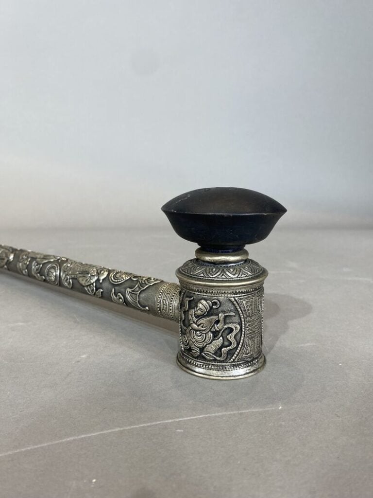 Vietnam - Pipe à opium en métal argenté à décor en léger relief des divinités F…