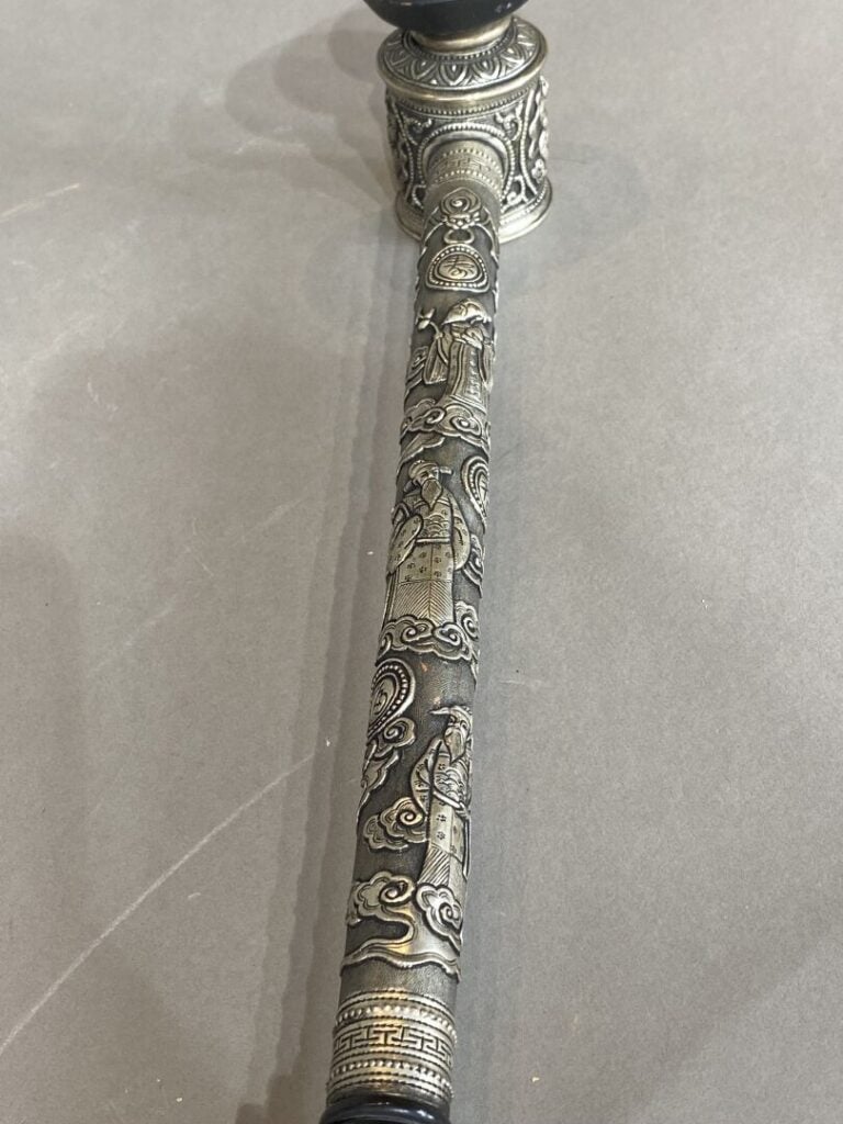 Vietnam - Pipe à opium en métal argenté à décor en léger relief des divinités F…
