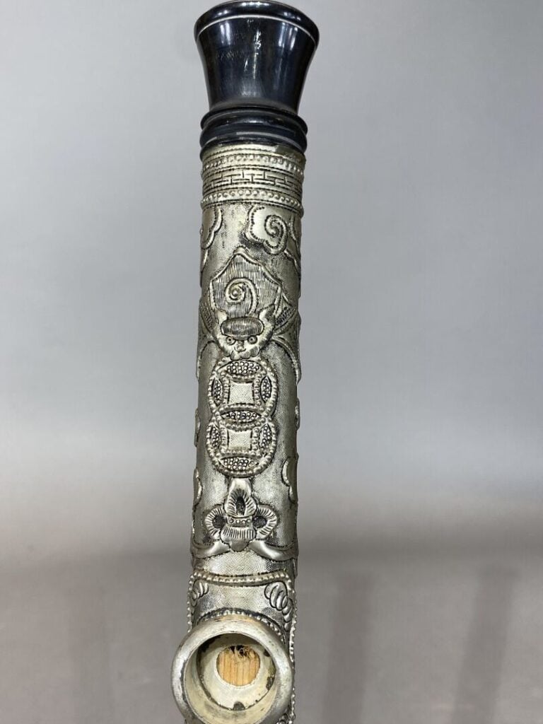 Vietnam - Pipe à opium en métal argenté à décor en relief des divinités Fu Lu S…