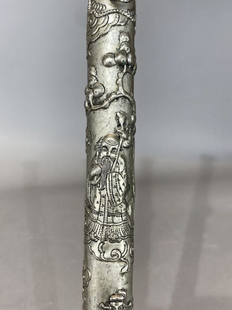 Vietnam - Pipe à opium en métal argenté à décor en relief des divinités Fu Lu S…