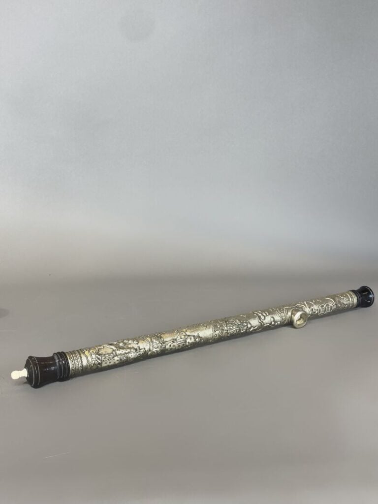 Vietnam - Pipe à opium en métal argenté à décor en relief des divinités Fu Lu S…