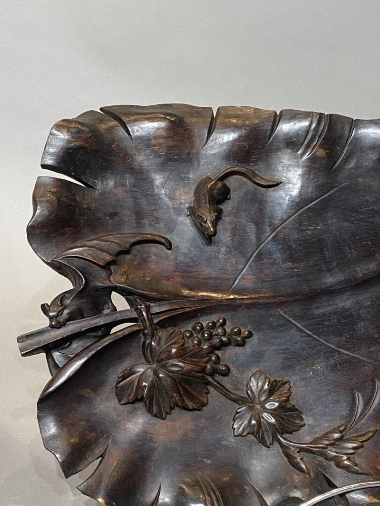 Vietnam - Plateau en bois sculpté représentant une feuille de bananier où se tr…