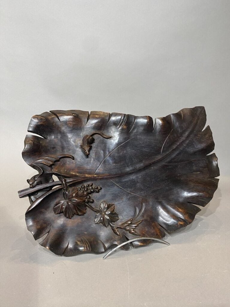 Vietnam - Plateau en bois sculpté représentant une feuille de bananier où se tr…