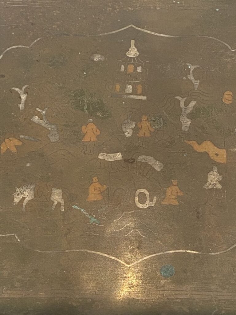 Vietnam - Plateau en émaux cloisonnés et incrustations de métaux mous à décor p…