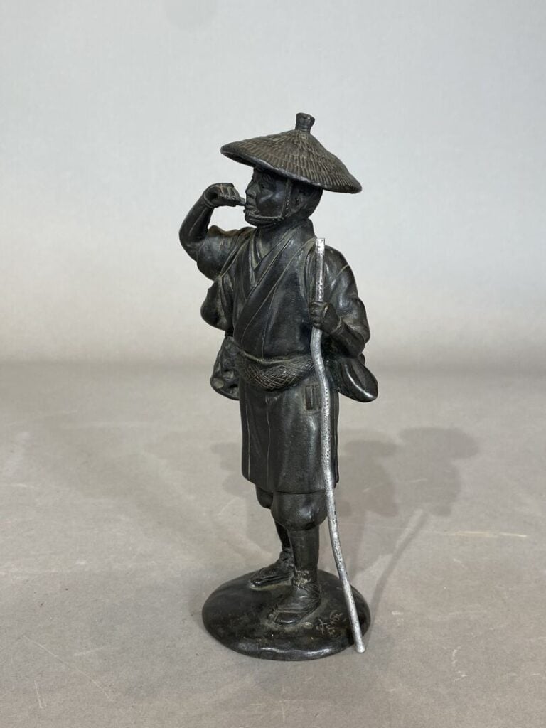 Vietnam - Sujet en bronze représentant un pêcheur - Signé - H: 19 cm - (baton r…
