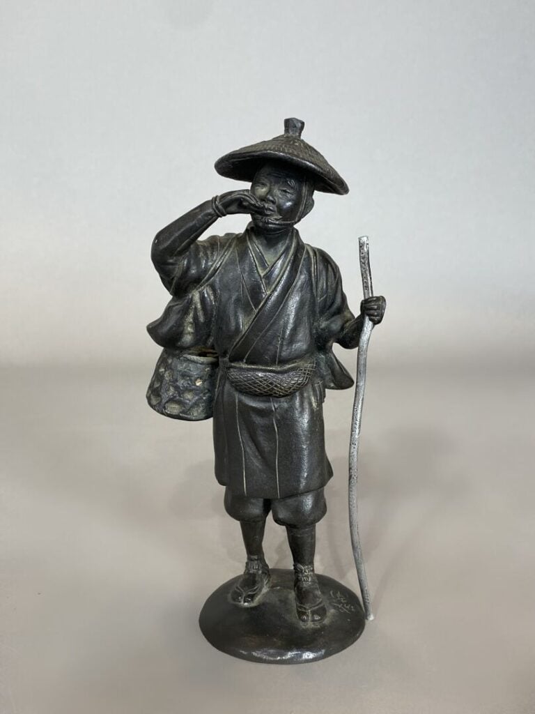 Vietnam - Sujet en bronze représentant un pêcheur - Signé - H: 19 cm - (baton r…