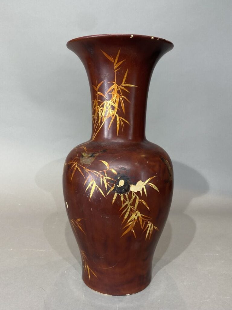 Vietnam, Thanh Le - Important vase laquée rouge et doré à décor d'oiseaux et ba…
