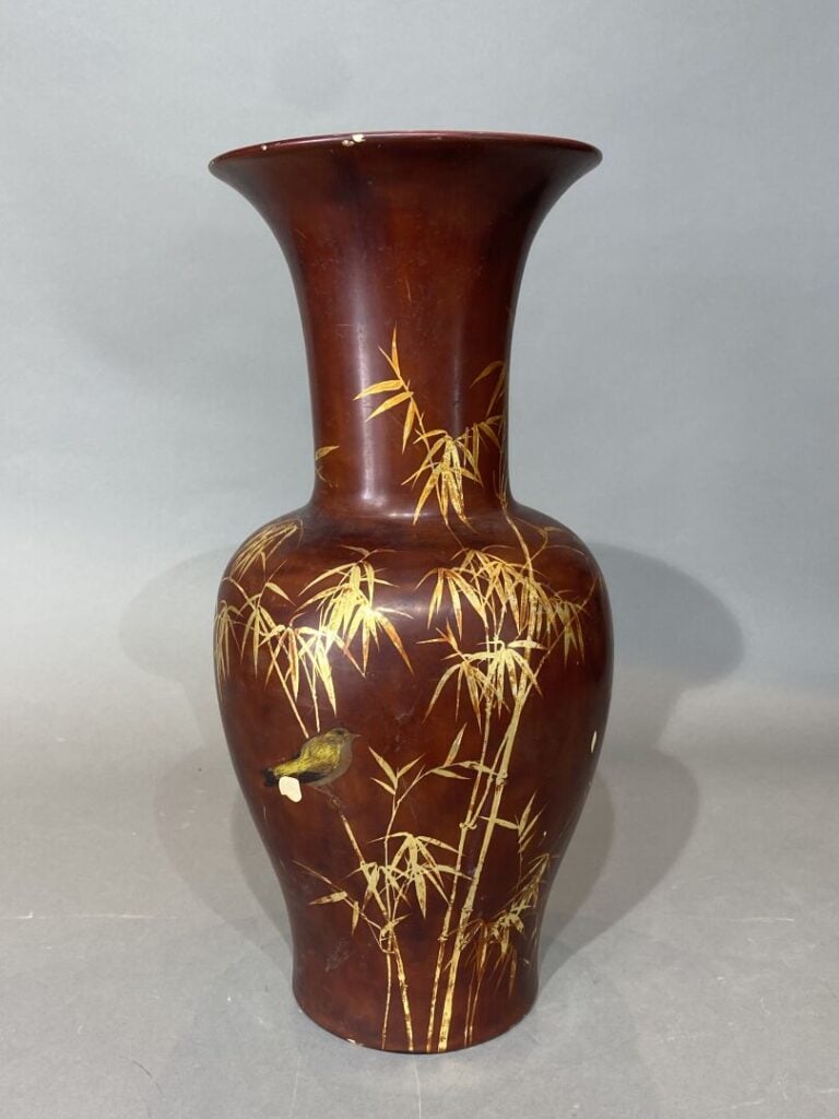 Vietnam, Thanh Le - Important vase laquée rouge et doré à décor d'oiseaux et ba…