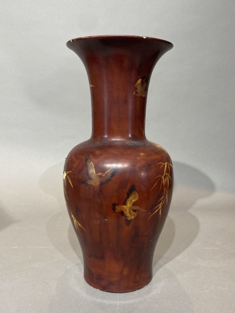 Vietnam, Thanh Le - Important vase laquée rouge et doré à décor d'oiseaux et ba…