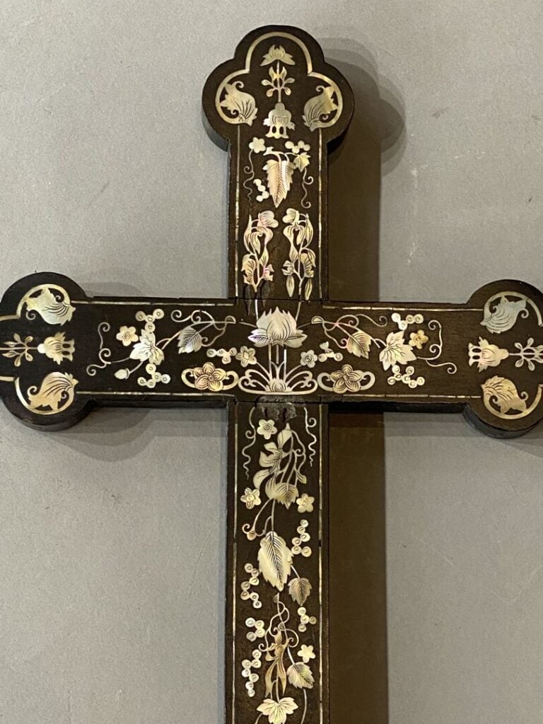 Vietnam, Tonkin - Croix apostolique en bois à incrustation de nacre à décor de…