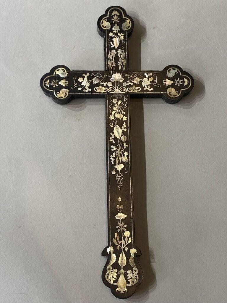 Vietnam, Tonkin - Croix apostolique en bois à incrustation de nacre à décor de…