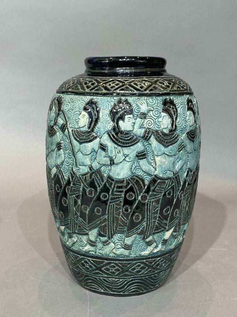 Vietnam - Vase de forme ovoïde en céramique émaillée dans les tons noirs et ver…