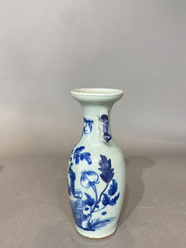 Vietnam - Vase en porcelaine émaillée bleu sur fond céladon à décor de phénix p…