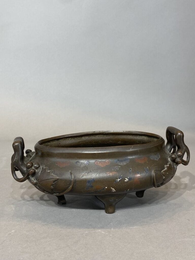 Vietnam, vers 1900 - Brûle-parfum en bronze et incrustation d'alliage représent…