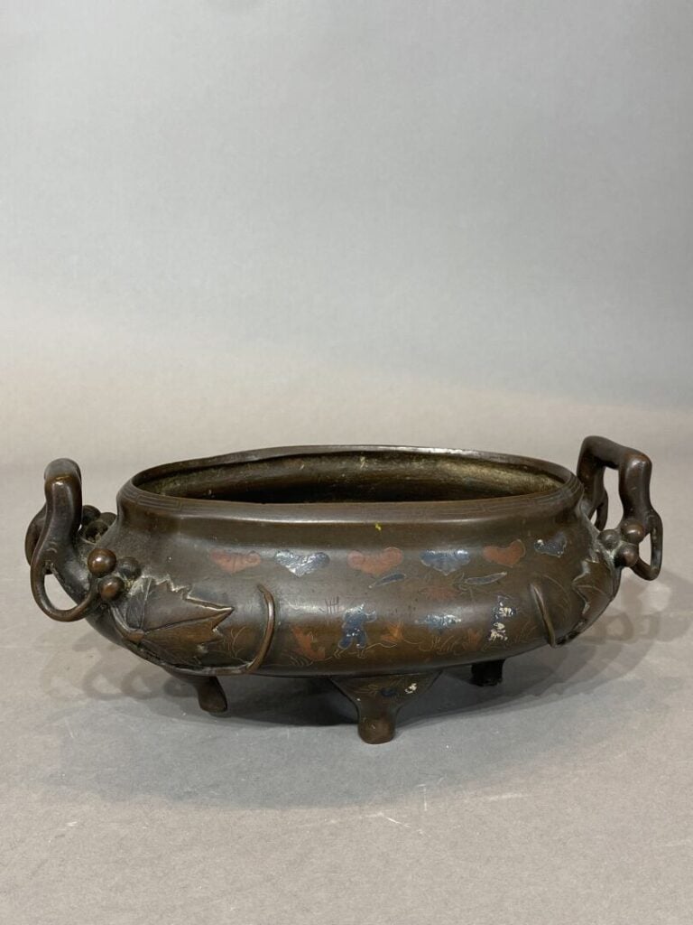 Vietnam, vers 1900 - Brûle-parfum en bronze et incrustation d'alliage représent…