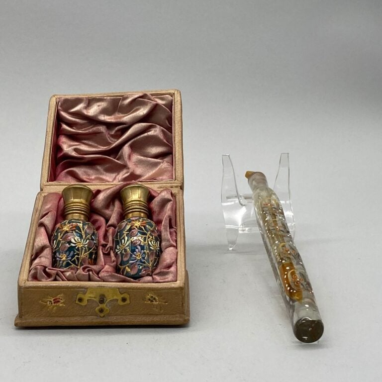 1 boite en maroquin façon coffret à bijoux contenant 21 flacons bleus émaillés…