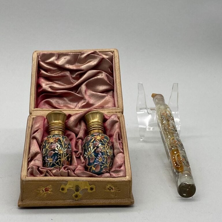 1 boite en maroquin façon coffret à bijoux contenant 21 flacons bleus émaillés…