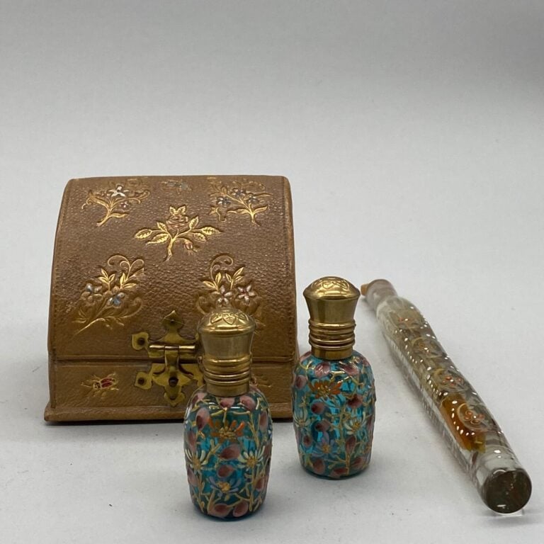 1 boite en maroquin façon coffret à bijoux contenant 21 flacons bleus émaillés…