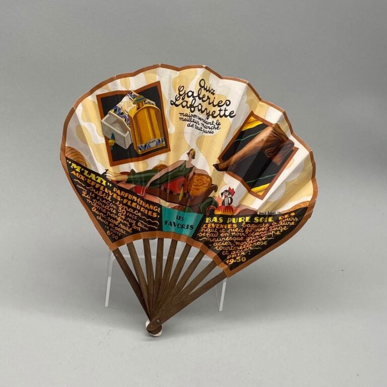 1 lot de 4 éventails publicitaires dont : - - GALERIES LAFAYETTE, pour "Les Fav…