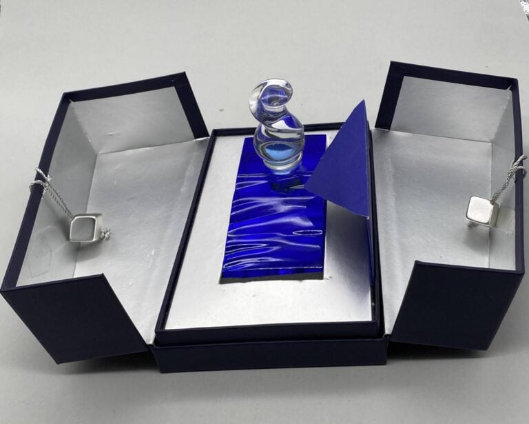 2 flacons : - - MONTANA, "Monolithe" , édition Baccarat limitée pour 1995. Avec…