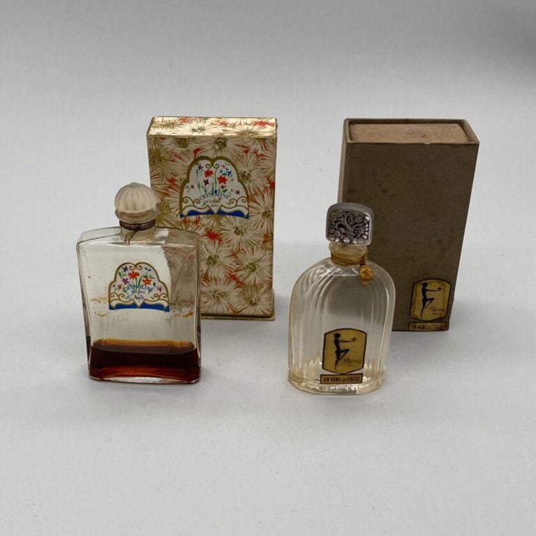 4 flacons, bouchon émeri : - - 1 flacon pour GIRAUD "Mariana", H. 15 cm - - 1 f…