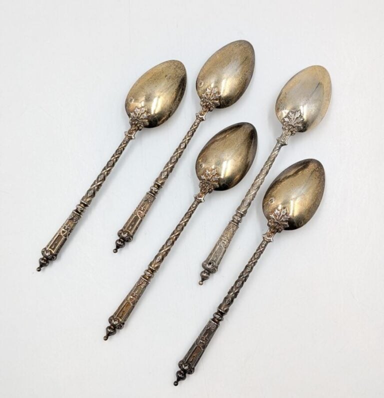 5 CUILLERES en argent (950 ‰) à manches rubans croisés et fleurettes - Poids br…