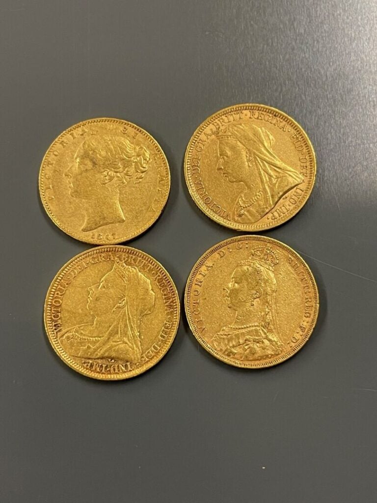 ANGLETERRE - 4 souverains or Victoria, 1847, 1892, 1894, 1897 - Poids total : 3…