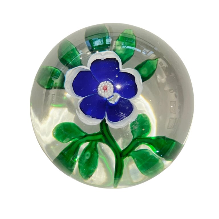 Baccarat. - Presse-papiers à décor d'églantine à cinq pétales bleus sur cinq pé…