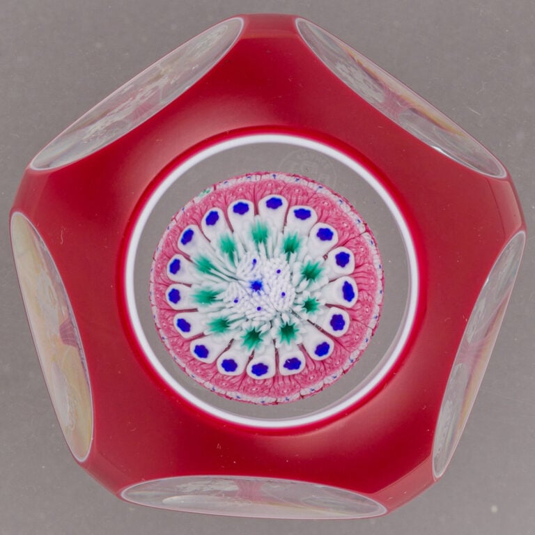 Baccarat. - Presse-papiers overlay rouge signé et daté B 1972, triplé d'émail r…