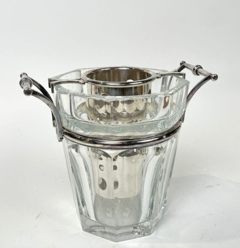 BACCARAT - SEAU A CHAMPAGNE en cristal avec son rafraichissoir. - Hauteur : 23…