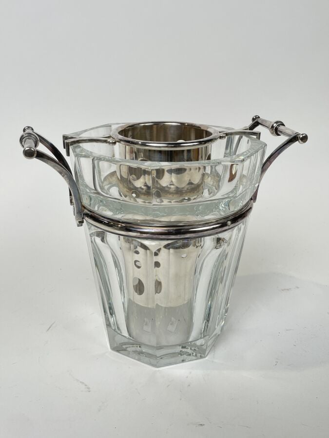 BACCARAT - SEAU A CHAMPAGNE en cristal avec son rafraichissoir. - Hauteur : 23…