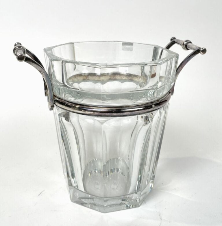 BACCARAT - SEAU A CHAMPAGNE en cristal avec son rafraichissoir. - Hauteur : 23…