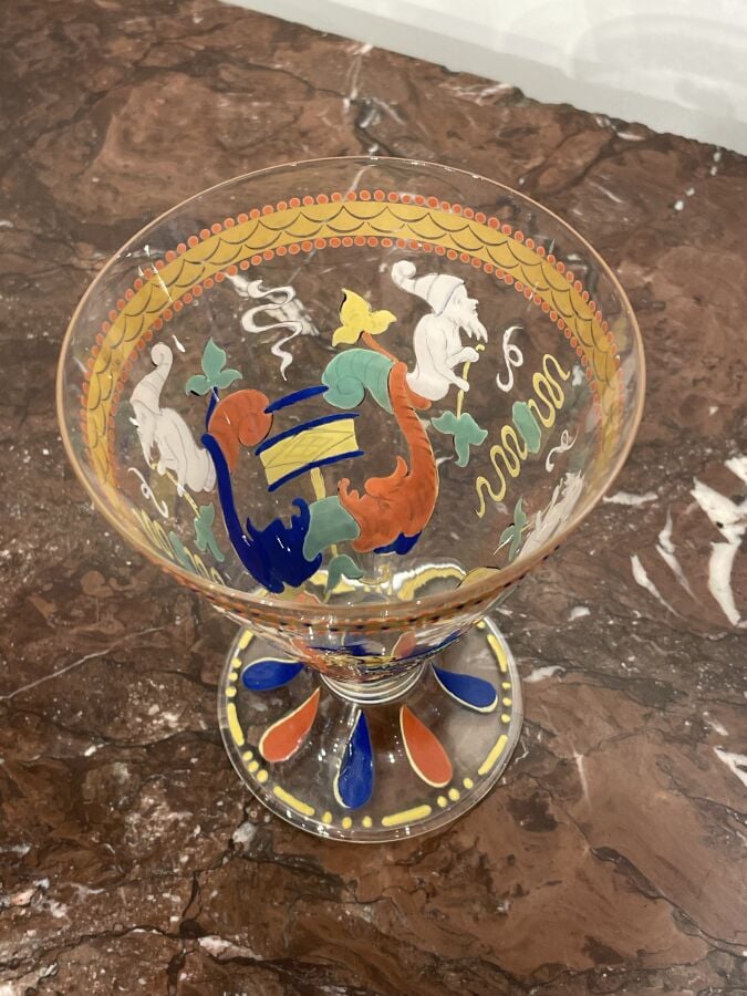 Baccarat. - Verre à piédouche et coupe conique à décor émaillé polychrome dans…