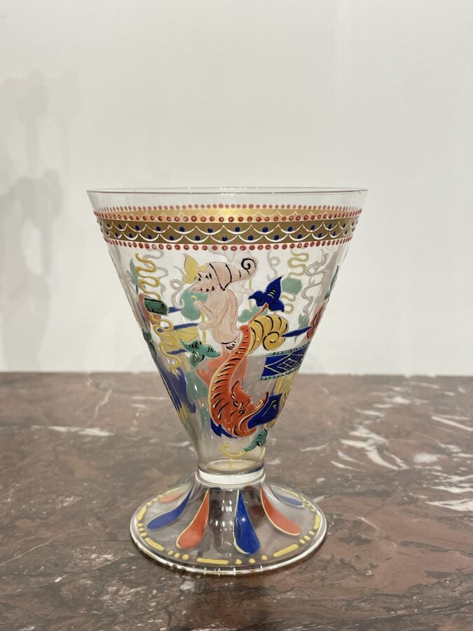 Baccarat. - Verre à piédouche et coupe conique à décor émaillé polychrome dans…